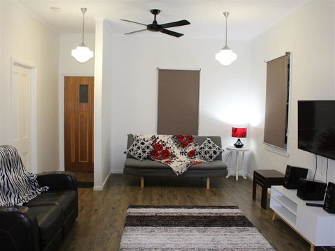 Creekview Cottage - 70 Lock Street - Go Out 3