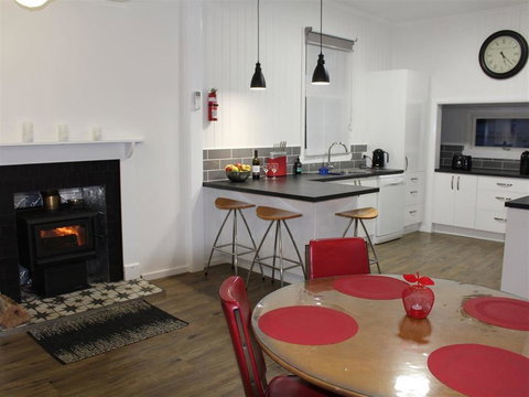 Creekview Cottage - 70 Lock Street - Go Out 2