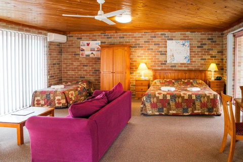 Crescent Head Resort & Conference Centre - Pubs and Clubs 3