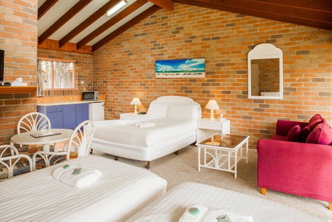 Crescent Head Resort & Conference Centre - Pubs and Clubs 1