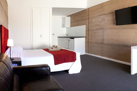 Crossroads Ecomotel - Pubs and Clubs 1