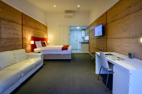 Crossroads Ecomotel - Pubs and Clubs 0