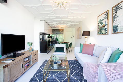 CROWN JEWEL - Hosted By: L'Abode Accommodation - Pubs and Clubs 0