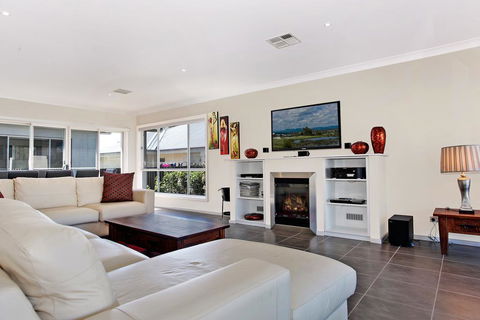 Cypress Point Lodge - Pubs and Clubs 2