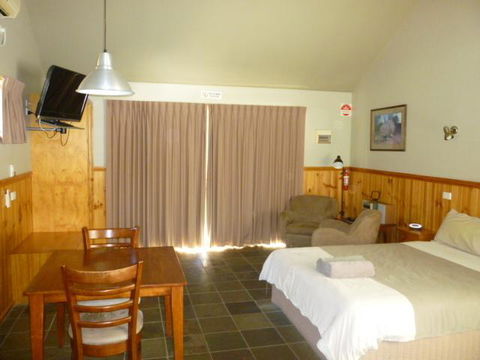 D'Altons Resort - Pubs and Clubs 3