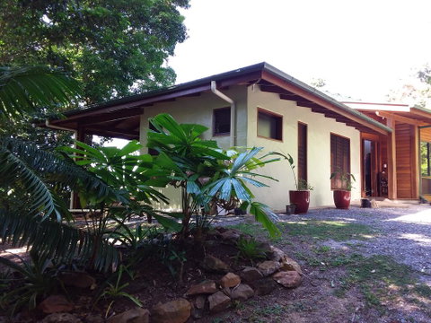 Daintree Oceanview Retreat - Holiday Home - Pubs and Clubs 1