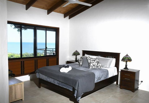 Daintree Oceanview Retreat - Holiday Home - Pubs and Clubs 3