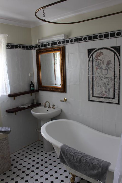 Dancing Waters Cottage - Pubs and Clubs 3