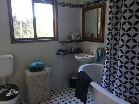 Dancing Waters Cottage - Pubs and Clubs 2