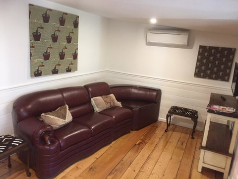 Darcy's Cottage On Piper - Pubs and Clubs 1