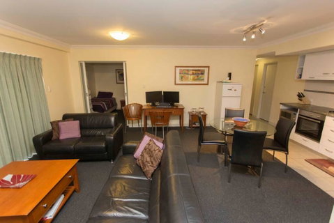 Debs Apartment MtsBay - Pubs and Clubs 0