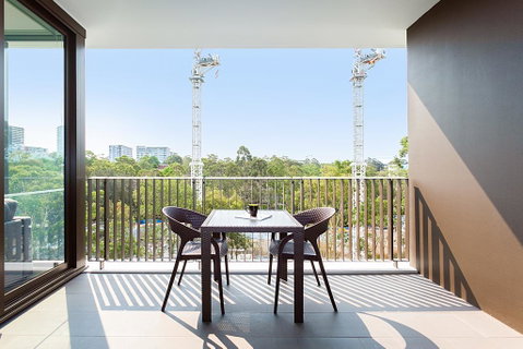 Designer Apartment With Balcony In Quiet Suburb - Pubs and Clubs 3