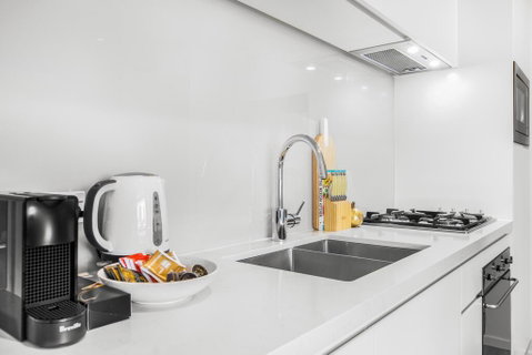 Designer Apartment With Luxury Amenities - Pubs and Clubs 3