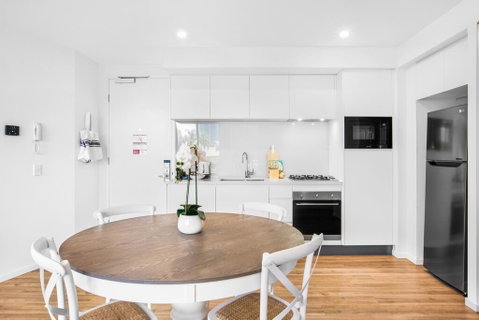 Designer Apartment With Luxury Amenities - Pubs and Clubs 2