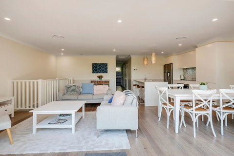 DESIGNER HOLIDAY BEACH PAD // 4 BED // COPA - Pubs and Clubs 3