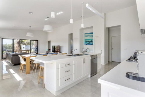 Diamond Bay Beach House: Brand New - Pubs and Clubs 3