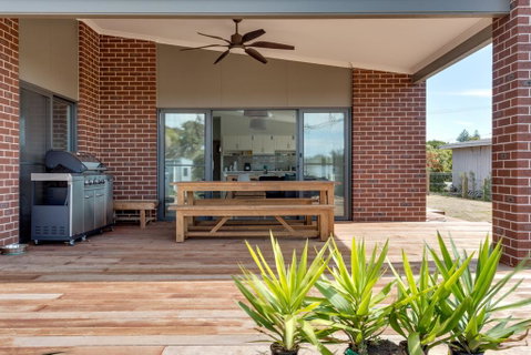 Diamond Bay Beach House: Brand New - Pubs and Clubs 1