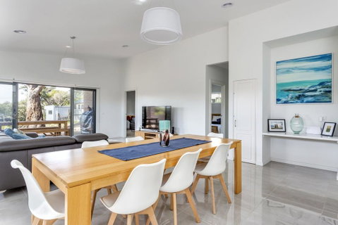 Diamond Bay Beach House: Brand New - Pubs and Clubs 0