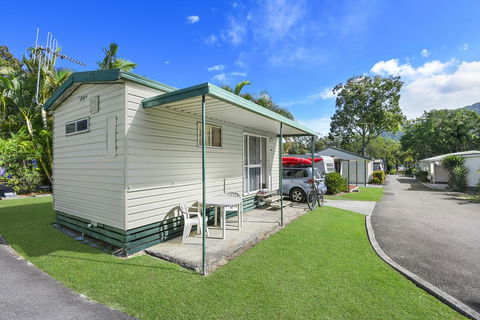 Diamond Waters Caravan Park - Pubs and Clubs 1