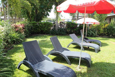 Dunk Island View Caravan Park - Pubs and Clubs 1