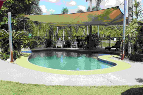 Dunk Island View Caravan Park - Pubs and Clubs 2