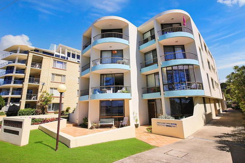 Eastbourne U4, 80 Esplanade, Golden Beach - Pubs and Clubs 0