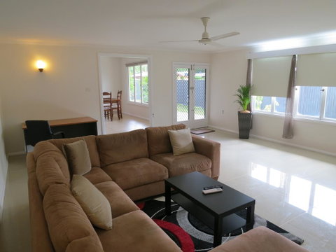 Edge Hill Clean & Green Cairns, 7 Minutes From The Airport, 7 Minutes To Cairns CBD & Reef Fleet Terminal - Pubs and Clubs 0