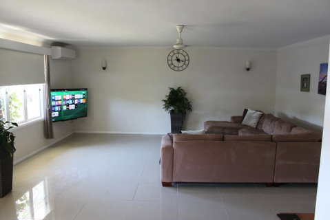 Edge Hill Clean & Green Cairns, 7 Minutes From The Airport, 7 Minutes To Cairns CBD & Reef Fleet Terminal - Pubs and Clubs 1