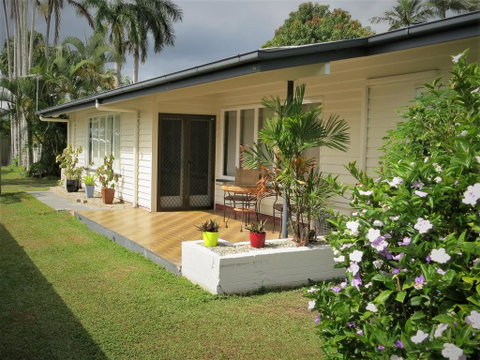 Edge Hill Clean & Green Cairns, 7 Minutes From The Airport, 7 Minutes To Cairns CBD & Reef Fleet Terminal - Pubs and Clubs 2