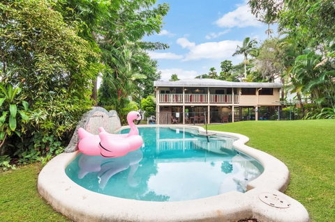 Edge Hill Holiday Home / Cairns - Pubs and Clubs 1
