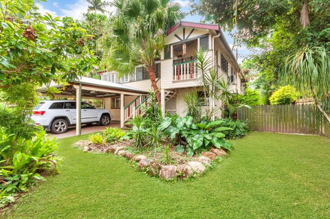 Edge Hill Holiday Home / Cairns - Pubs and Clubs 0