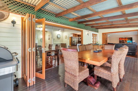 Edge Hill Holiday Home / Cairns - Pubs and Clubs 3