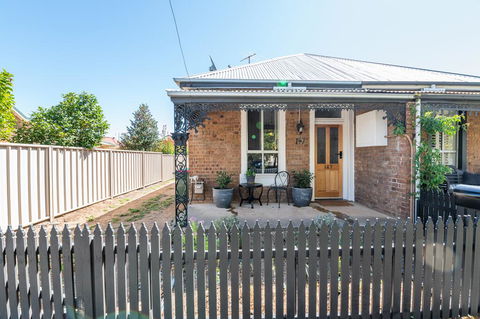 Edward Cottage Heritage, Central, Comfortable. - Pubs and Clubs 3