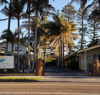 El Lago Tourist Park - Pubs and Clubs