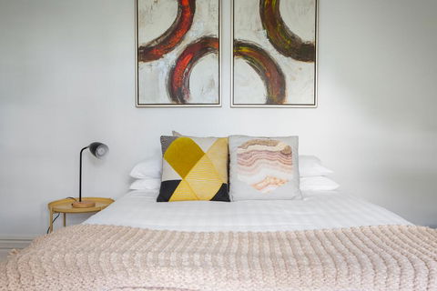 Elegant 3-Bed Heritage House Near Parks And Cafes - Pubs and Clubs 1