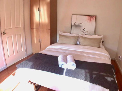 Elegant Glen House 4B5B ParkFront - Pubs and Clubs 3