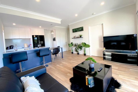 Elegantly Appointed BRAND NEW Luxurious Apartment! - Go Out 0