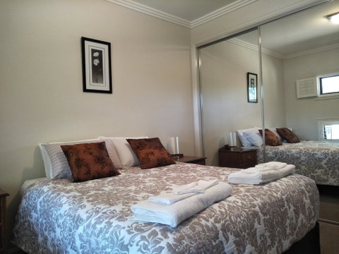 Eliza Village B&B - Pubs and Clubs 1