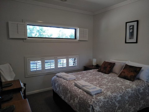 Eliza Village B&B - Pubs and Clubs 2