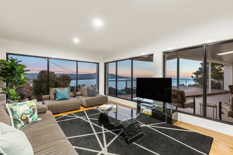 Ellerina Sea Vista Luxury Family Retreat With Sauna, Pool, Amazing Water Views, Walk To Beach - Pubs and Clubs 3