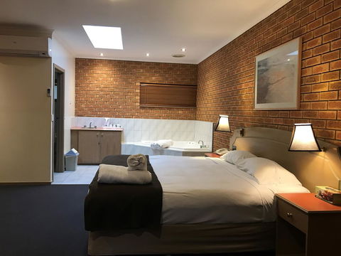 Eltham Motor Inn - Go Out 2