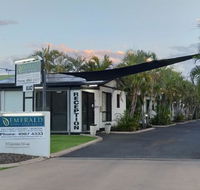 Emerald Motel Apartments - Go Out