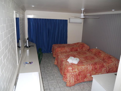 Emu Park Motel - Go Out 2