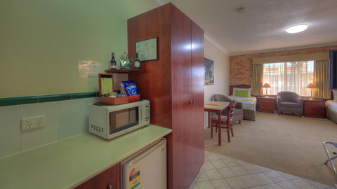 Endeavour Court Motor Inn - Pubs and Clubs 2
