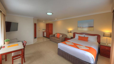 Endeavour Court Motor Inn - Pubs and Clubs 1