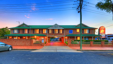 Endeavour Court Motor Inn - Pubs and Clubs 0