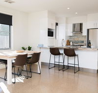 Endsleigh II - Cosy 2 Bedroom Villa Free Wifi Near CBD - Pubs and Clubs
