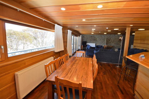 Eremo Lodge 1 - Pubs and Clubs 3