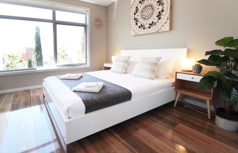 EROS City Fringe - Wifi, Wine, Netflix, Pets OK And Park Views! - Pubs and Clubs 0