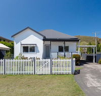 Escape to the Cottage 68 Tomaree Rd pet friendly and boat parking and WIFI - Pubs and Clubs